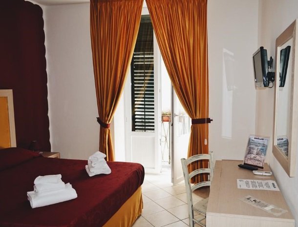 bed-and-breakfast-gafludi-cefalu-slaapkamer-bed-raam.jpg