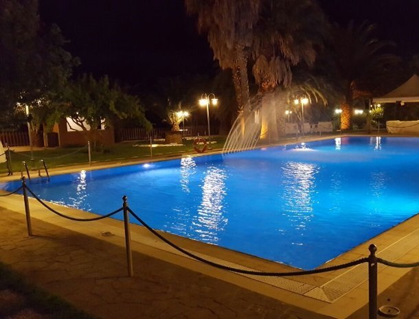 agriturismo-il-drago-piazza-armerina-zwembad-avond.jpg