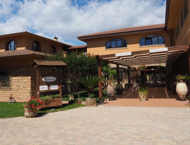 agriturismo-il-drago-piazza-armerina-ingang-receptie.jpg