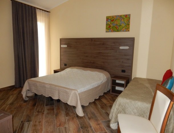 agriturismo-il-drago-piazza-armerina-slaapkamer-3-bedden.jpg