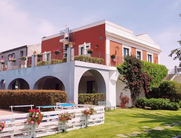 etna-hotel-giarre-sicilie-tuin-overzicht-kamers.jpg