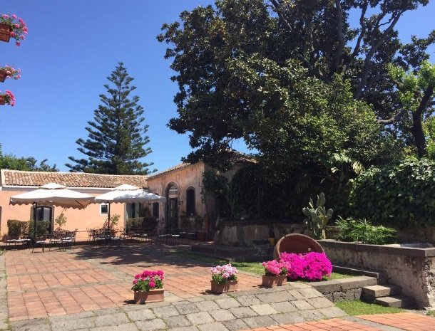 etna-hotel-giarre-sicilie-binnenplaats-bloemen.jpg