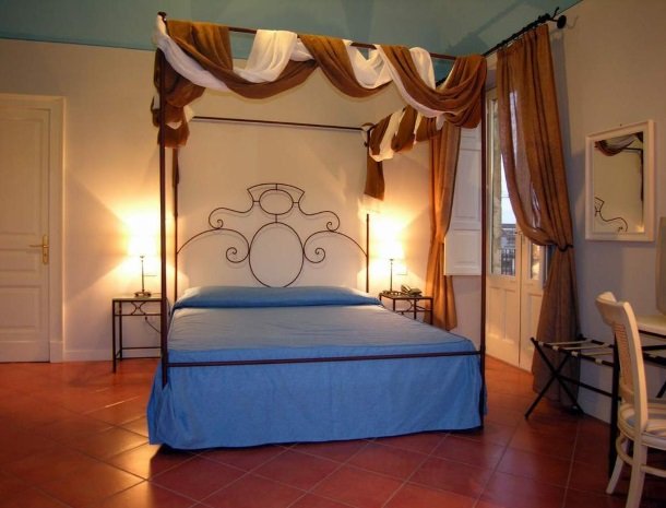 etna-hotel-giarre-sicilie-slaapkamer-bed.jpg