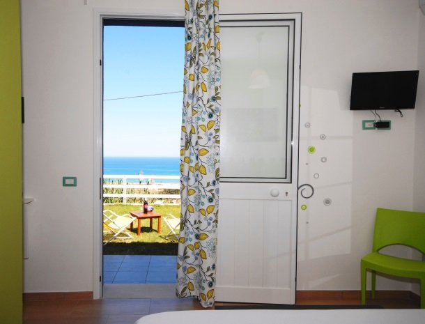 casa-azul-bed-and-breakfast-castellammare-del-golfo-kamer-tuin.jpg