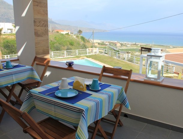 casa-azul-bed-and-breakfast-castellammare-del-golfo-ontbijt-zeezicht.jpg