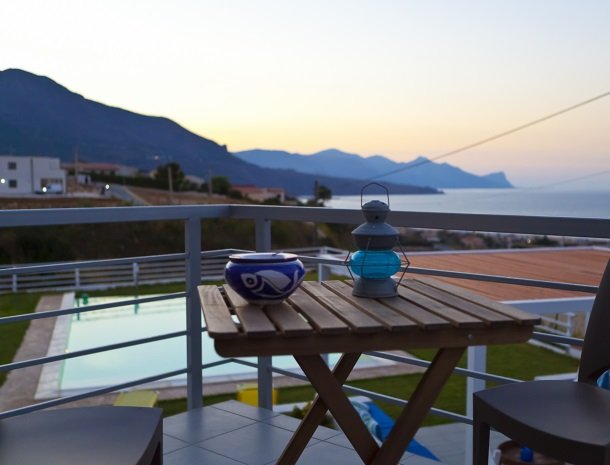 casa-azul-bed-and-breakfast-castellammare-del-golfo-terras-avond.jpg