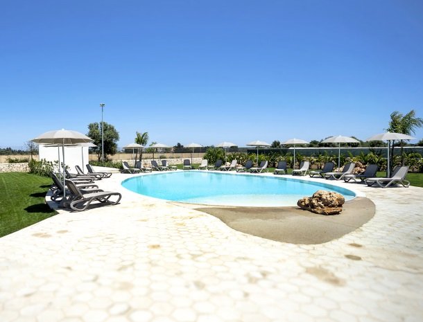 addauro-resort-siracusa-sicilie-zwembad-overzicht.jpg