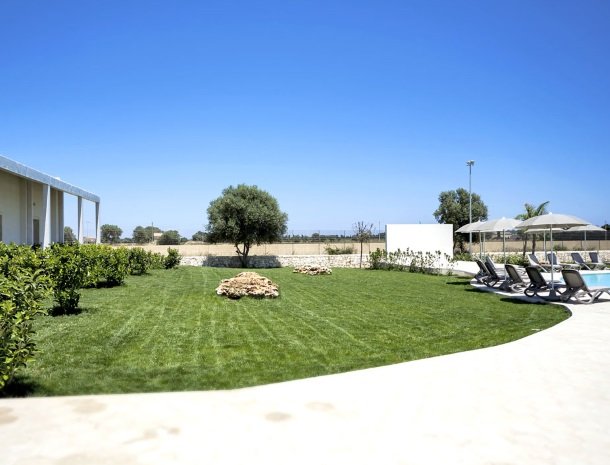 addauro-resort-siracusa-sicilie-tuin-zwembad-deluxe-kamers.jpg