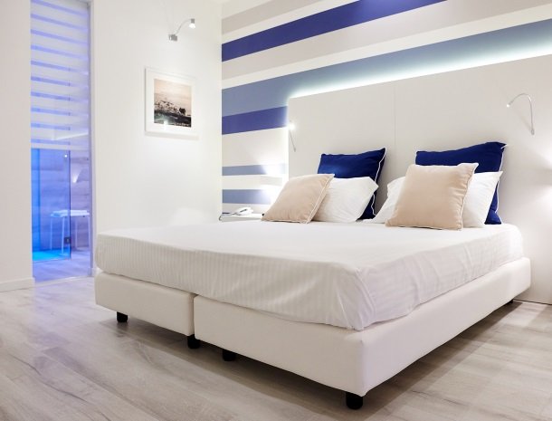 hotel-marina-di-petrolo-castellammare-del-golfo-slaapkamer-badkamer.jpg