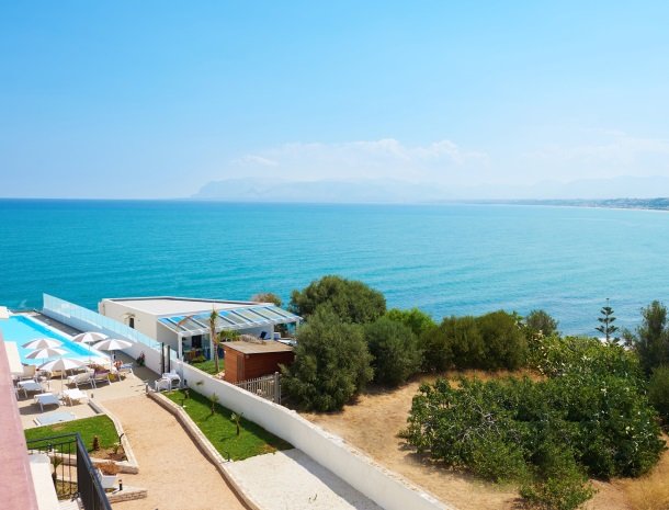 hotel-marina-di-petrolo-castellammare-del-golfo-zwembad-zee-uitzicht.jpg
