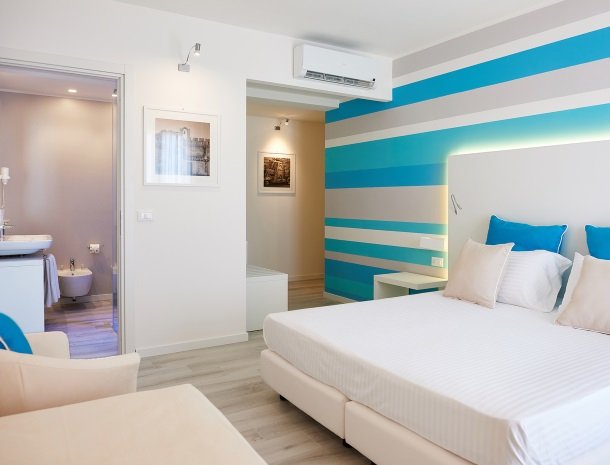 hotel-marina-di-petrolo-castellammare-del-golfo-slaap-en-badkamer.jpg