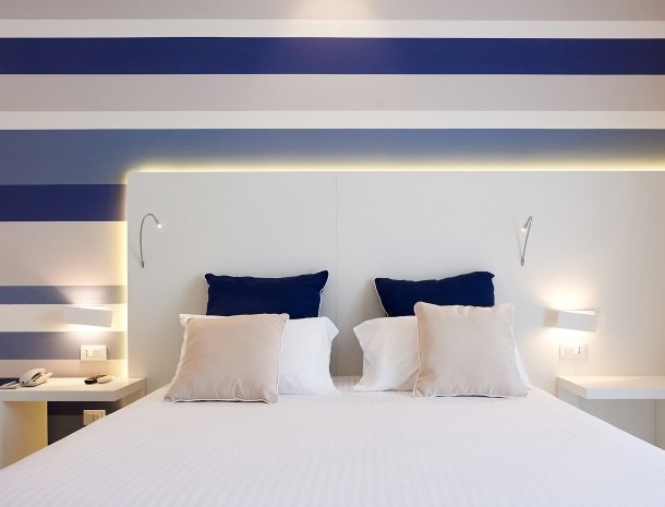 hotel-marina-di-petrolo-castellammare-del-golfo-kamer-bed-detail.jpg
