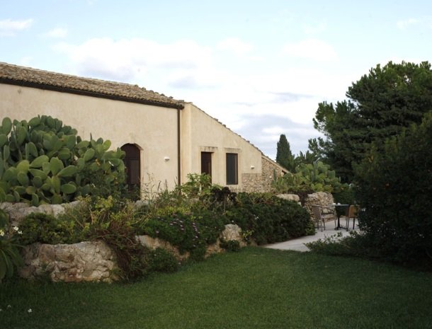 agriturismo-pozzo-di-mazza-siracusa-tuin-cactus.jpg