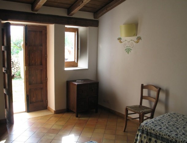 agriturismo-pozzo-di-mazza-siracusa-slaapkamer-2-bedden-deur.jpg