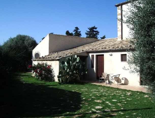 agriturismo-pozzo-di-mazza-siracusa-kamers-zijkant.jpg
