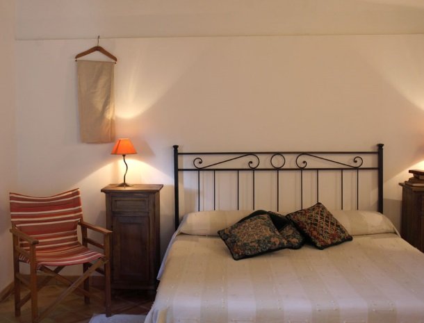 agriturismo-pozzo-di-mazza-siracusa-slaapkamer-stoel.jpg