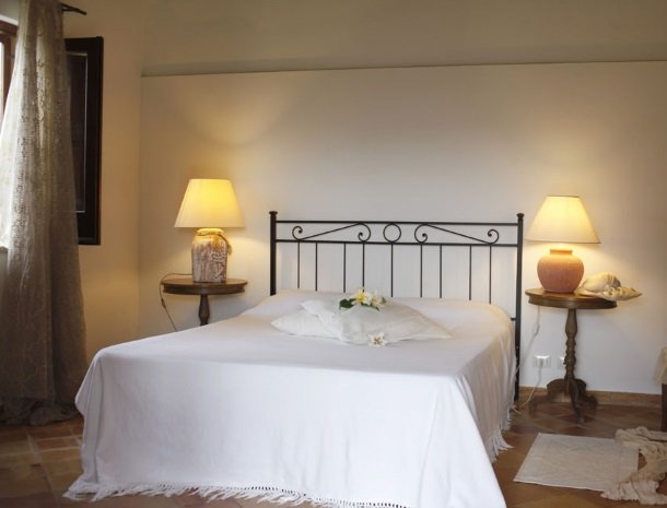 agriturismo-pozzo-di-mazza-siracusa-slaapkamer-bed.jpg