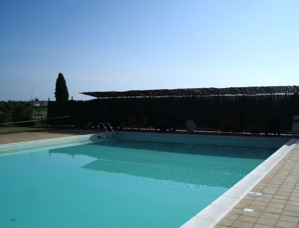 agriturismo-pozzo-di-mazza-siracusa-zwembad.jpg