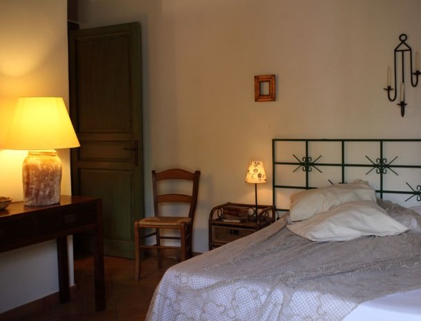 agriturismo-pozzo-di-mazza-siracusa-slaapkamer-bed-deur.jpg