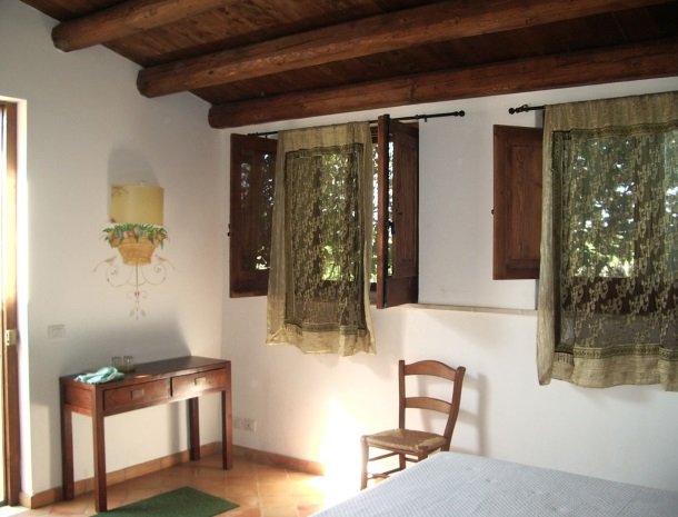agriturismo-pozzo-di-mazza-siracusa-slaapkamer-raam.jpg
