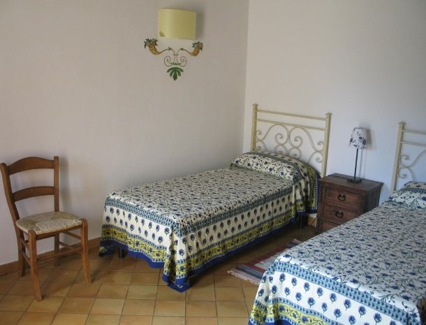 agriturismo-pozzo-di-mazza-siracusa-slaapkamer-2-bedden.jpg