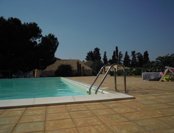 agriturismo-pozzo-di-mazza-siracusa-tuin-zwembad.jpg