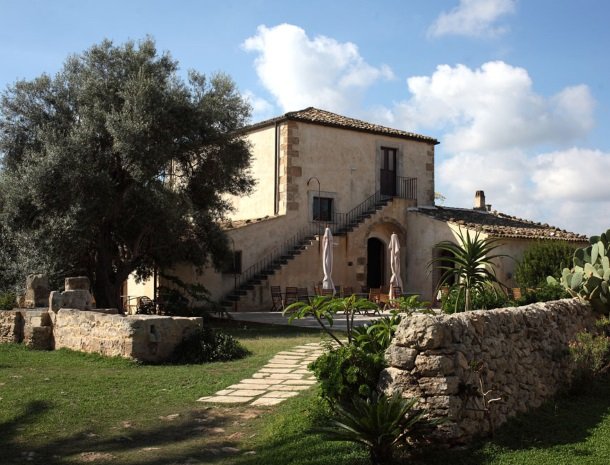 agriturismo-pozzo-di-mazza-siracusa-tuin-terras-parasols.jpg