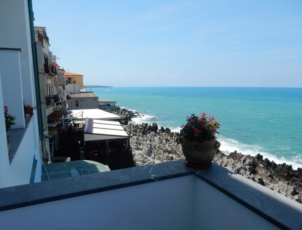 28 bed-and-breakfast-gafludi-cefalu-uitzicht-balkon.jpg