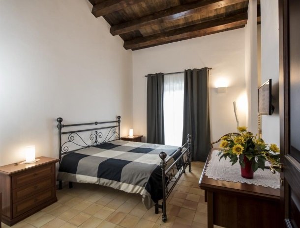 agriturismo-raffo-naro-sicilie-slaapkamer-bed-buro.jpg