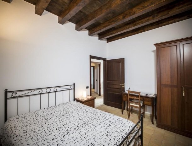 agriturismo-raffo-naro-sicilie-slaapkamer-bed.jpg