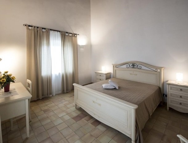 agriturismo-raffo-naro-sicilie-slaapkamer-bed-raam.jpg