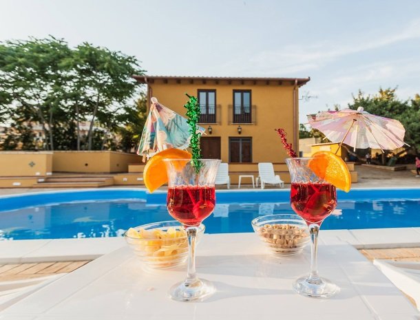 bed-and-breakfast-il-casale-di-federico-agrigento-zwembad-drankje.jpg