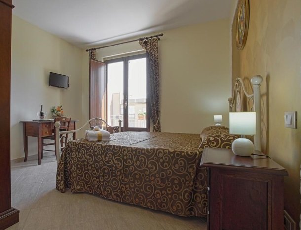 bed-and-breakfast-il-casale-di-federico-agrigento-slaapkamer-deur-raam.jpg