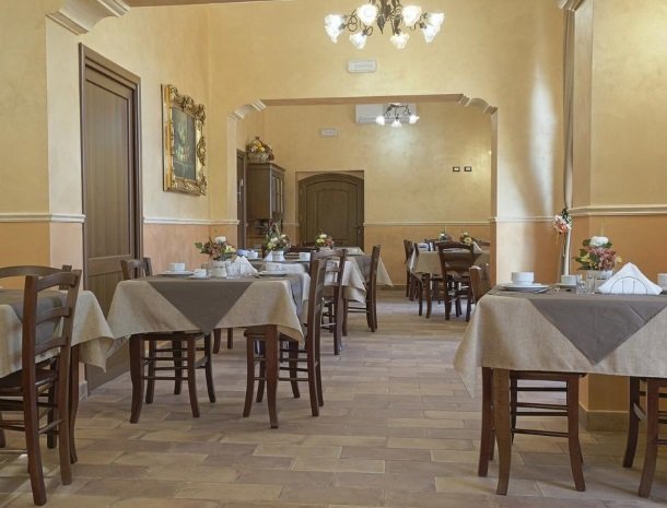 bed-and-breakfast-il-casale-di-federico-agrigento-ontbijttafels.jpg