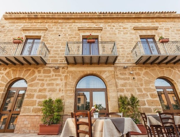 bed-and-breakfast-il-casale-di-federico-agrigento-ontbijt-buiten.jpg