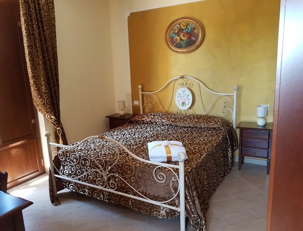 bed-and-breakfast-il-casale-di-federico-agrigento-slaapkamer-bed-klein.jpg