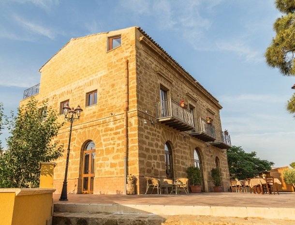 bed-and-breakfast-il-casale-di-federico-agrigento-huis-terras.jpg