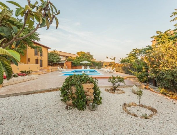 bed-and-breakfast-il-casale-di-federico-agrigento-tuin-zwembad.jpg