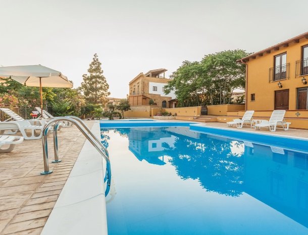 bed-and-breakfast-il-casale-di-federico-agrigento-zwembad-ligstoel.jpg