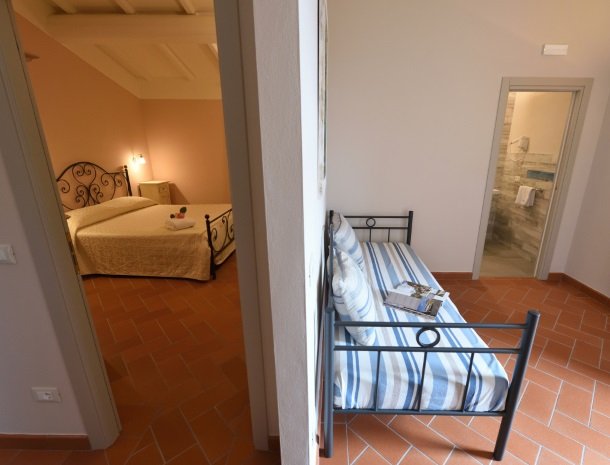 poderesanguisto-toscane-juniorsuite-slaap-en-woonkamer.jpg