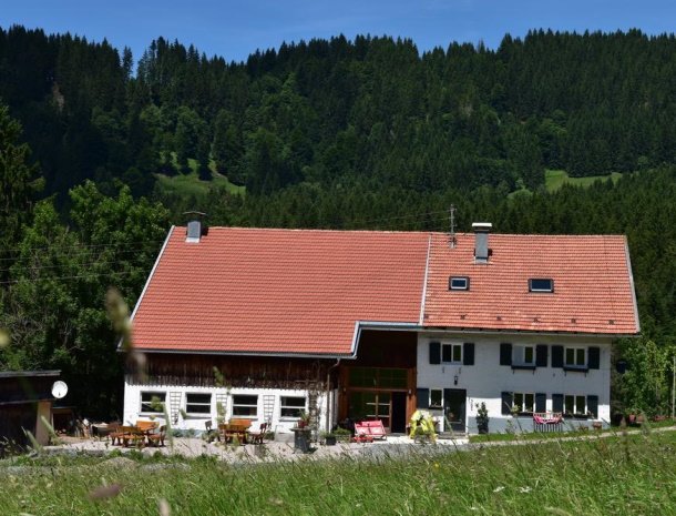 am-hof-jungholz-oostenrijk-boerderij-zomer.jpg