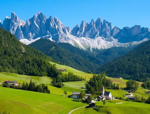 val-di-funes-kerk-santa-maddalena.jpg
