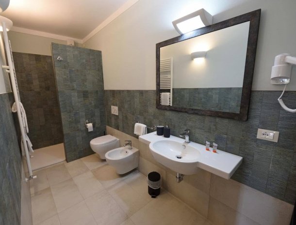 podere-san-giusto-toscane-badkamer-modern.jpg