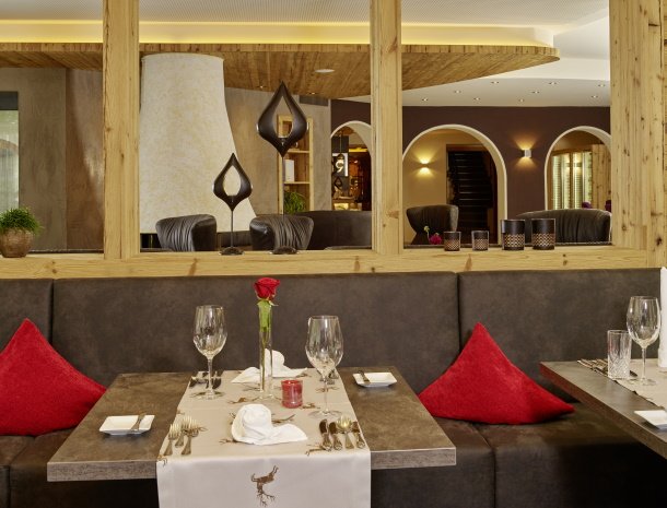 hotel-gundolf-pitztal-tirol-restaurant-tafel.jpg