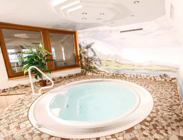 hotel-gundolf-pitztal-tirol-whirlpool.jpg