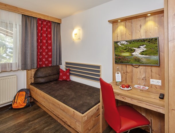 hotel-gundolf-pitztal-tirol-slaapkamer-buro.jpg