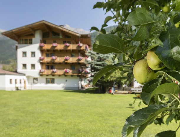 hotel-augarten-neustift im stubaital-tirol-appelbooom.jpg