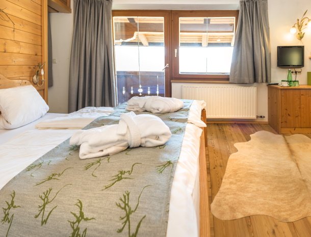 frohnatur-garni-hotel-thiersee-slaapkamer-bed-tv.jpg