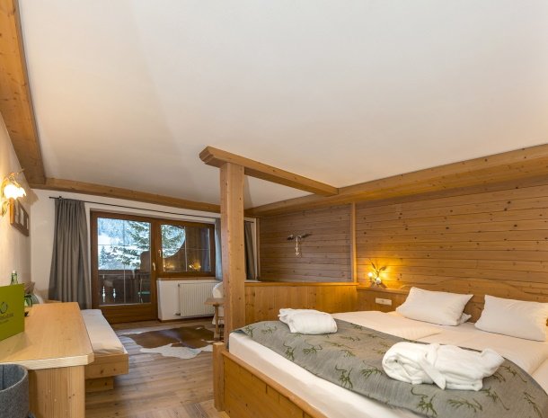 frohnatur-garni-hotel-thiersee-slaapkamer-bed.jpg