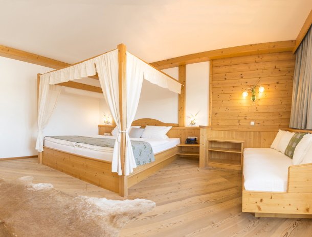 frohnatur-garni-hotel-thiersee-slaapkamer-hemelbed.jpg